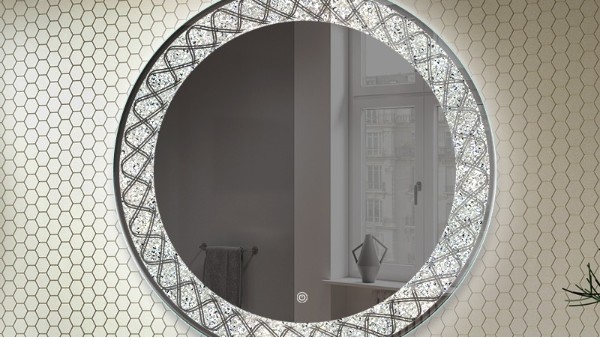 智能浴室镜：未来科技之光照亮护理之路